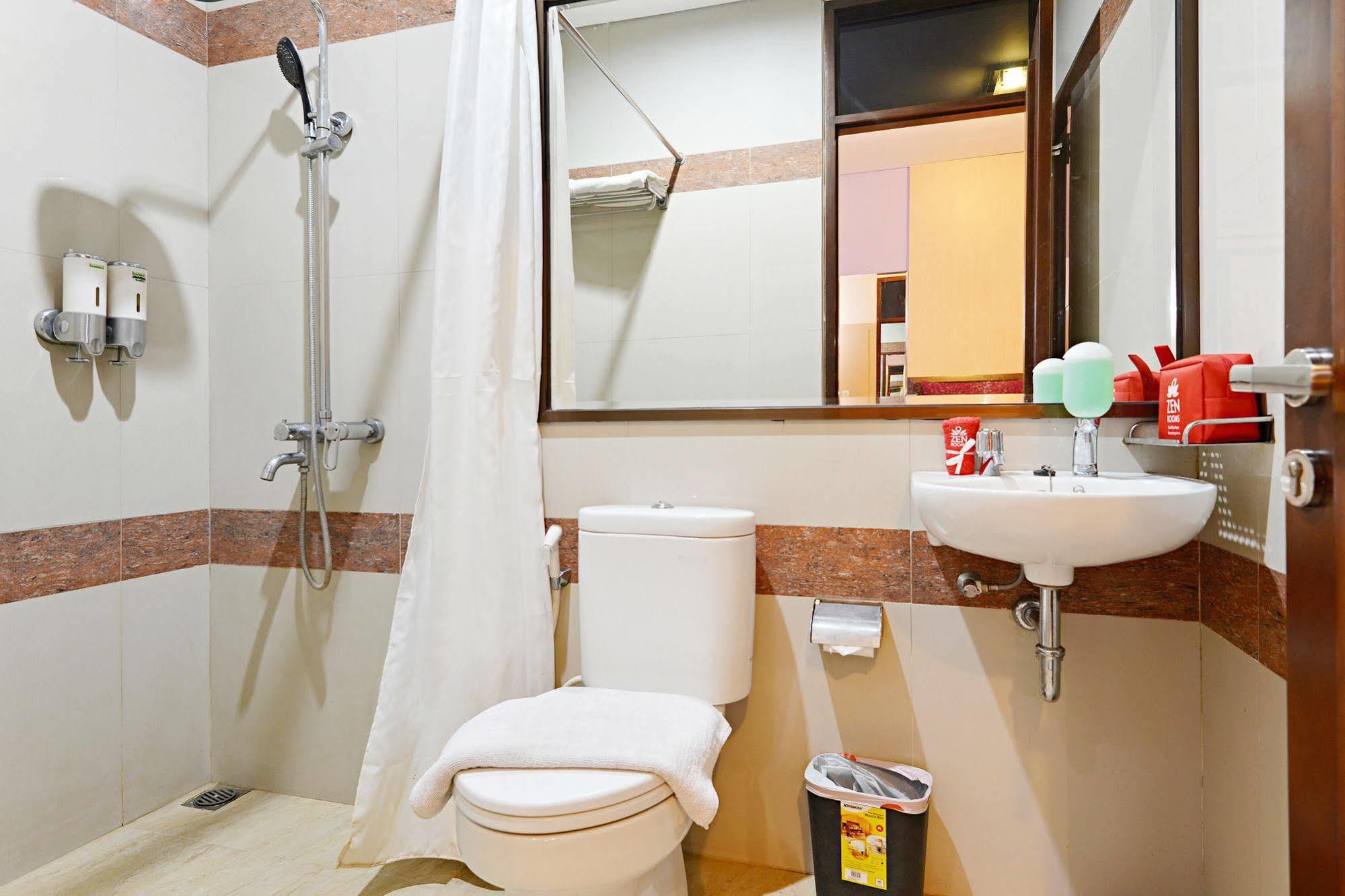 Zen Rooms Riau Natuna Бандунг Екстериор снимка