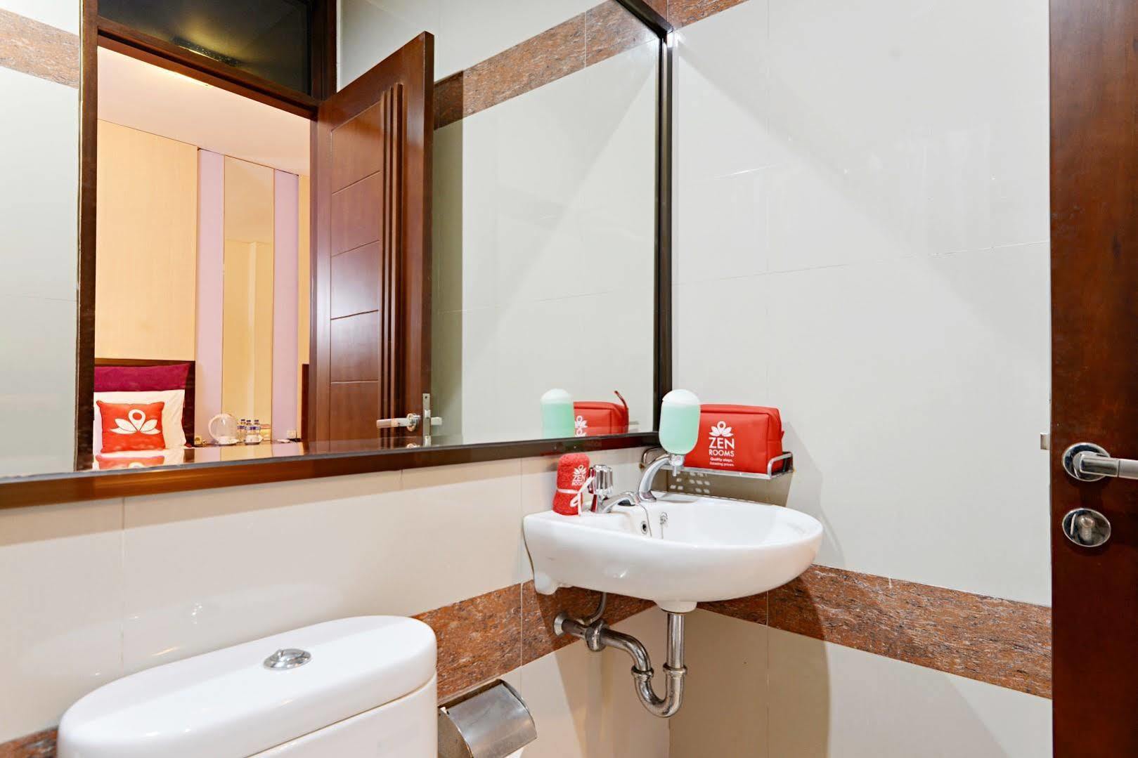 Zen Rooms Riau Natuna Бандунг Екстериор снимка