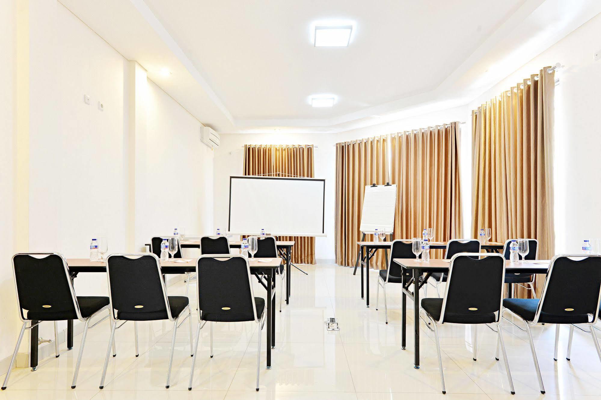 Zen Rooms Riau Natuna Бандунг Екстериор снимка