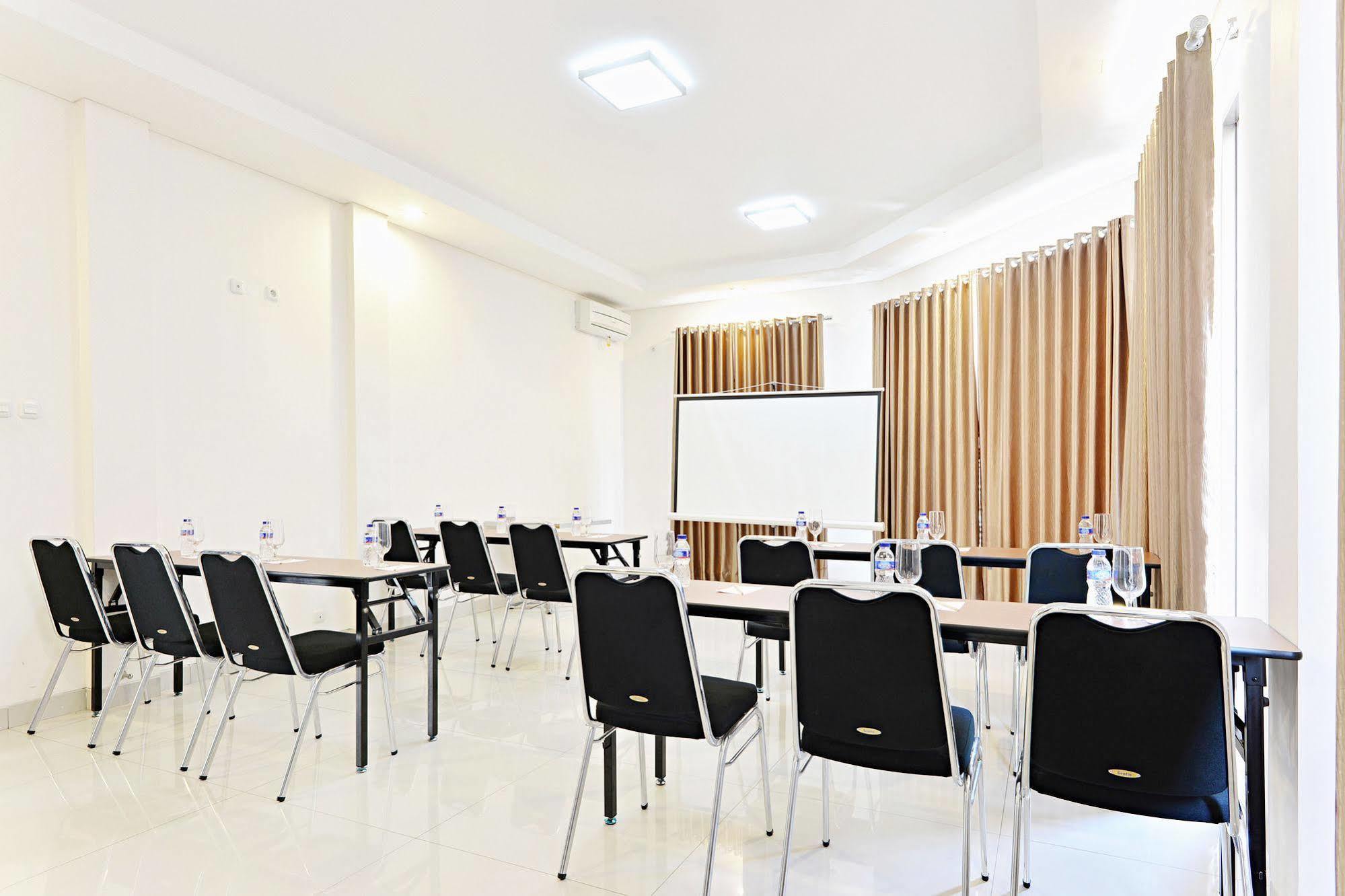 Zen Rooms Riau Natuna Бандунг Екстериор снимка